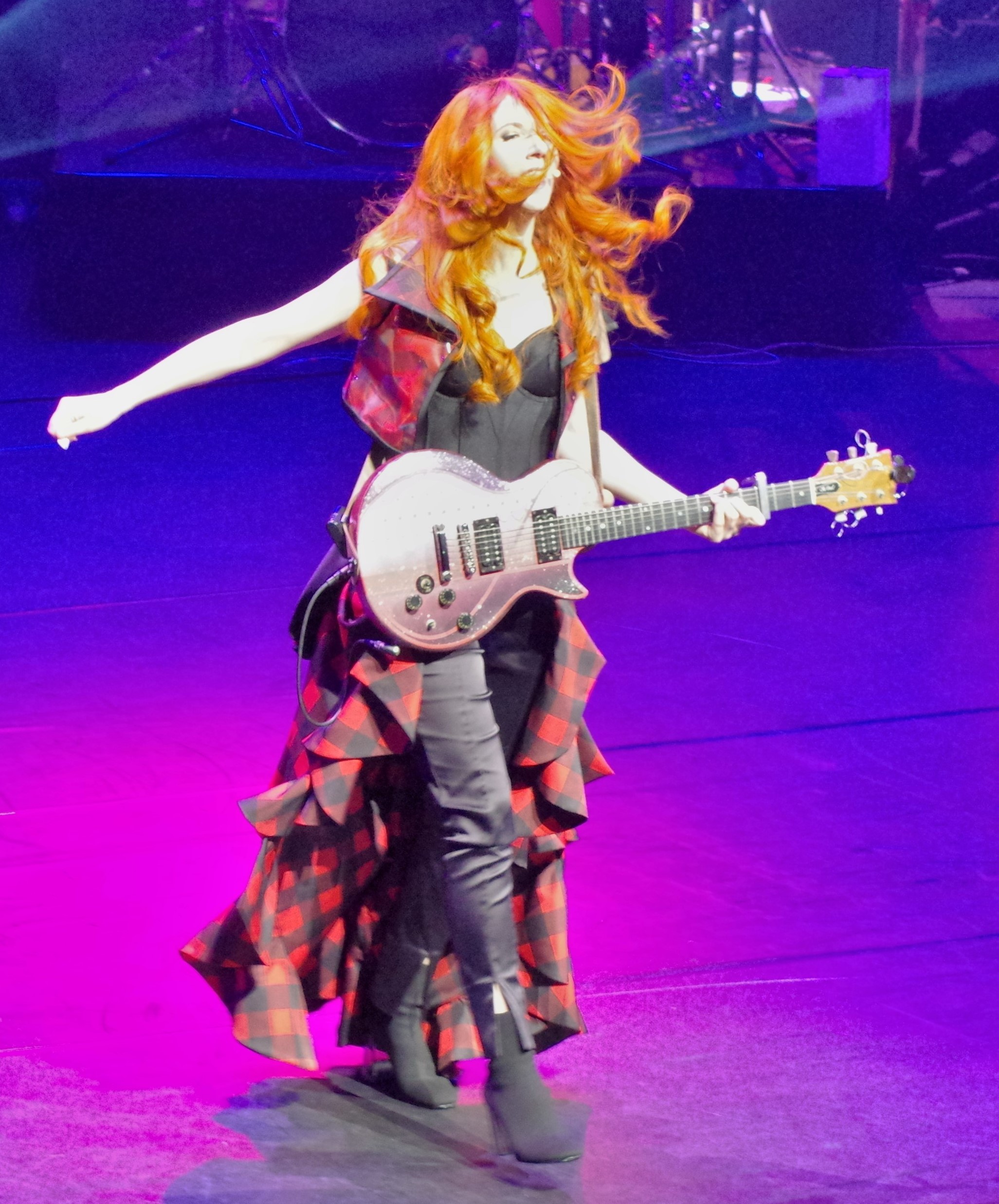 La Morissette avance sur la scène de l’Olympia de Paris avec sa guitare
