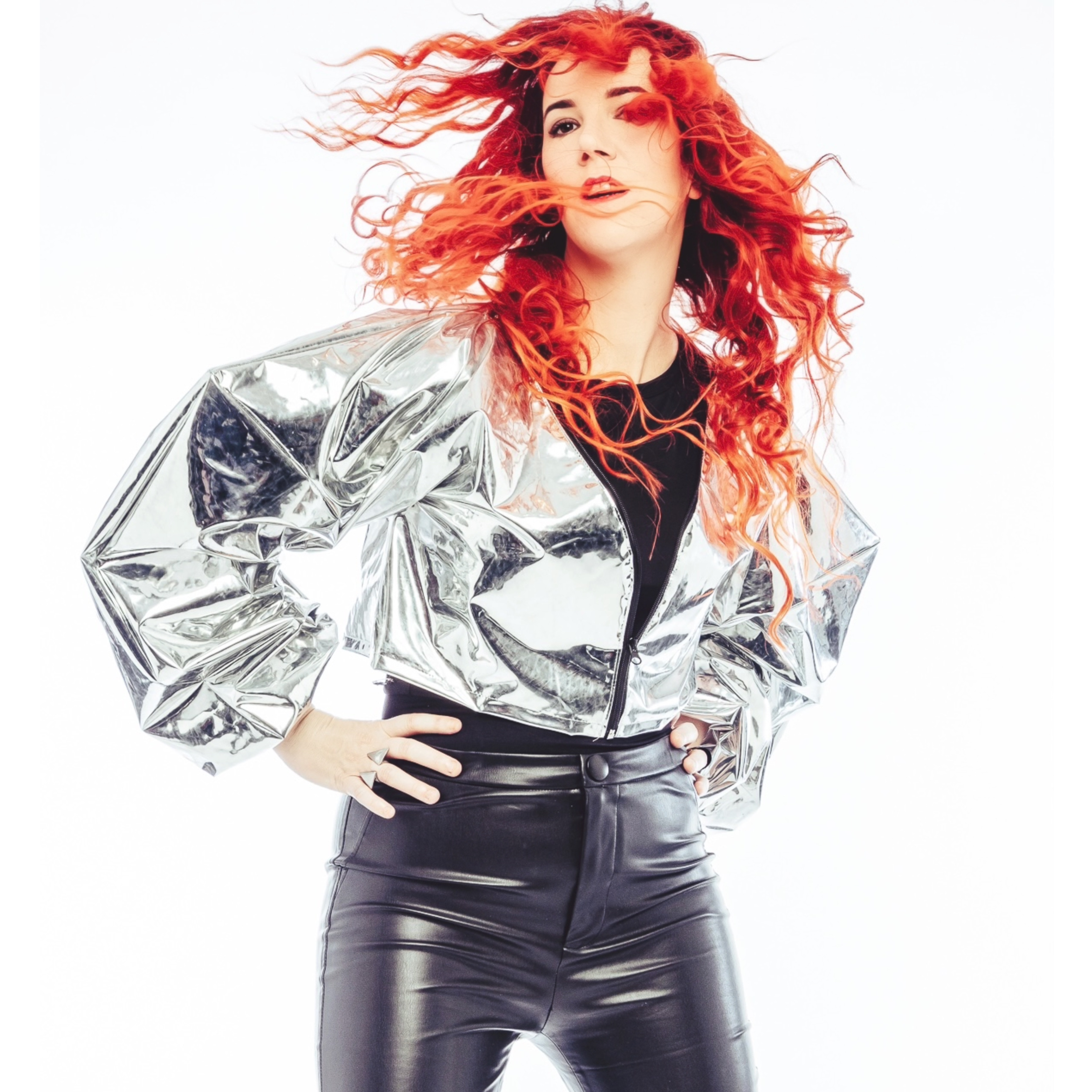 La Morissette en tenue argentée, les cheveux en mouvement